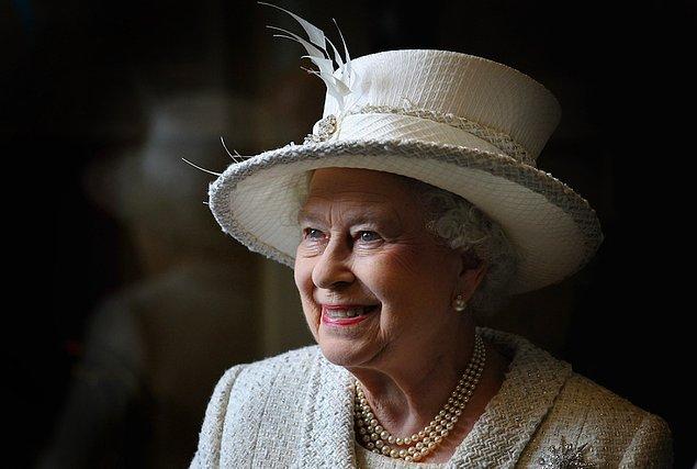7. Kraliçe 2. Elizabeth'in günlük içki menüsü epey zengin: Öğlen yemeğinden önce cin, öğle yemeğinde şarap, akşam yemeğinde martini ve sonrasında şampanya içiyor.
