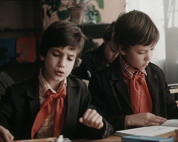 1. "Приключения Петрова и Васечкина, обыкновенные и невероятные" (1983)