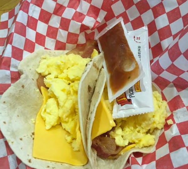 6. Такос для завтрака... Вы только посмотрите на этот абсолютно не расплавленный сыр! И как только такое возможно?