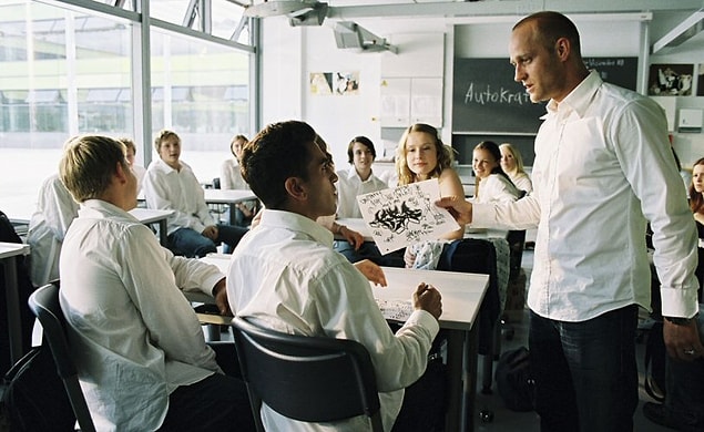 9. Levent, geçmişte izleyip çok beğendiği 2008 yapımı Alman filmi Tehlikeli Oyun/Die Welle'i öneriyor.