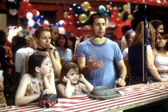12. Ve İrlandalı yoksul bir ailenin Amerika'ya göç ettikten sonraki tutunma çabalarıyla ilgili güzel bir aile-dram filmi olan 2002 yapımı Yeni Bir Ülkede/In America.