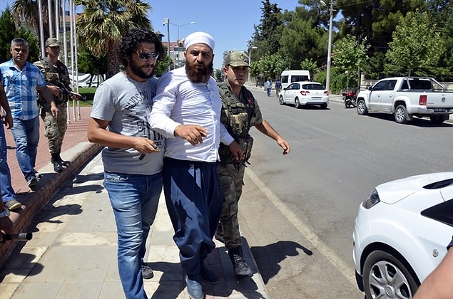 Saldırgan, heykelin yakınındaki İlçe Jandarma Komutanlığı'ndan çıkan askerler tarafından etkisiz hale getirilerek, polislere teslim edildi.