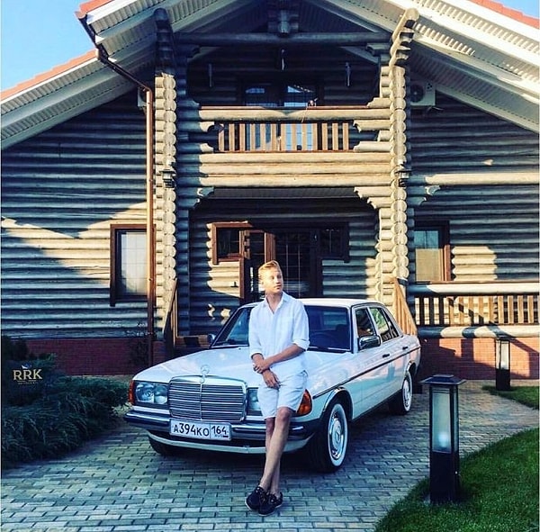 12. Ещё крутой автомобиль помогает создать антураж фото, а уж если в кадре присутствует ещё и особняк, то вообще...