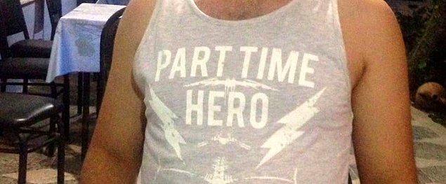 Üniversite öğrencisi olan ve çalışmak için Şevketiye Köyü'ne gelen U.A.'nın 'Part Time Hero' yazılı tişört giydiği belirlendi