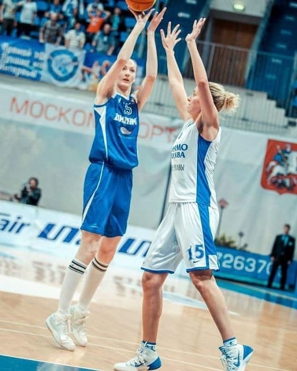 4. Сначала её карьера была вполне предсказуемой: девушка - профессиональная баскетболистка.