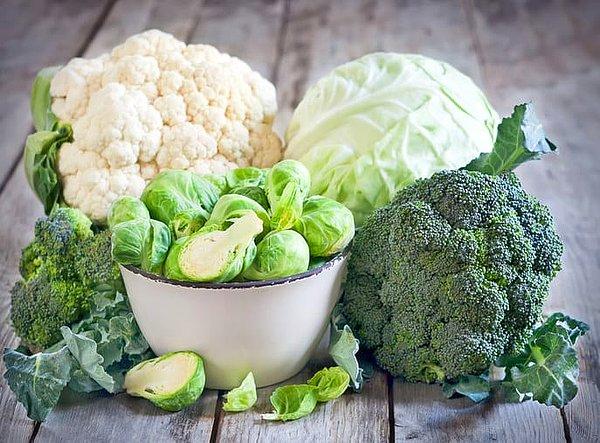 4. Brüksel lahanası, brokoli, lahana, karnabahar ve yer lahanası aynı bitki ailesinden gelir.
