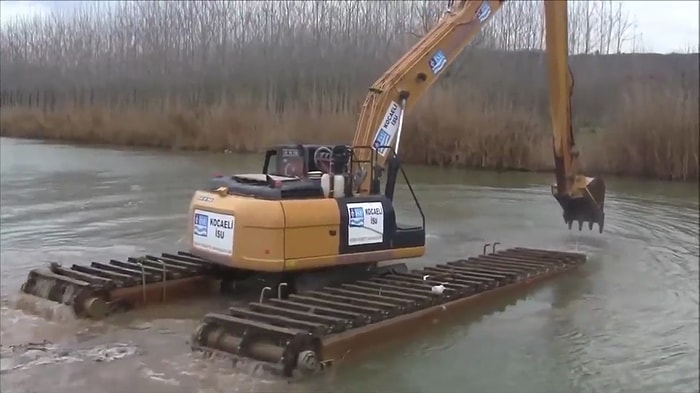 Titanik'in Batma Sahnesine Taş Çıkartacak İş Makinesi Kazası!