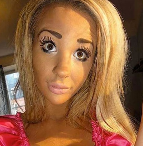 4. Наверное, ей очень хотелось сделать себе "кукольное" личико, вот только я бы не стал давать ребенку такую куклу