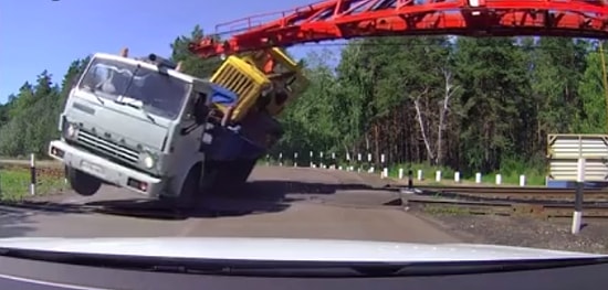 2 Saniye Daha Sabretmediği İçin Kamyonu da Taşıdığını İş Makinesini de Haşat Eden Şoför