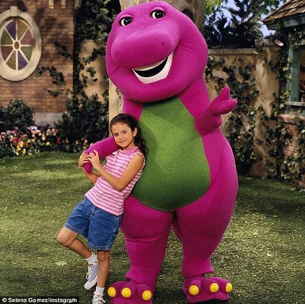 1. 1992'de Teksas'da doğan Amerikalı şarkıcı ve oyuncu Selena Gomez, ilk olarak bir çocuk programı olan Barney'de karşımıza çıkmıştı. O zamanlar 7 yaşında küçük bir kızdı.