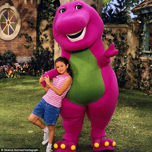 1. 1992'de Teksas'da doğan Amerikalı şarkıcı ve oyuncu Selena Gomez, ilk olarak bir çocuk programı olan Barney'de karşımıza çıkmıştı. O zamanlar 7 yaşında küçük bir kızdı.