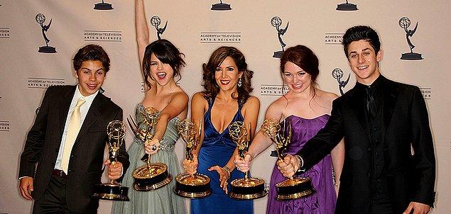 4. Ayrıca Disney'in en sevilen dizilerinden olan Wizards Of  Waverly Place, Disney'in ilk ve tek Emmy ödülü alan dizisi olma özelliğine sahip.