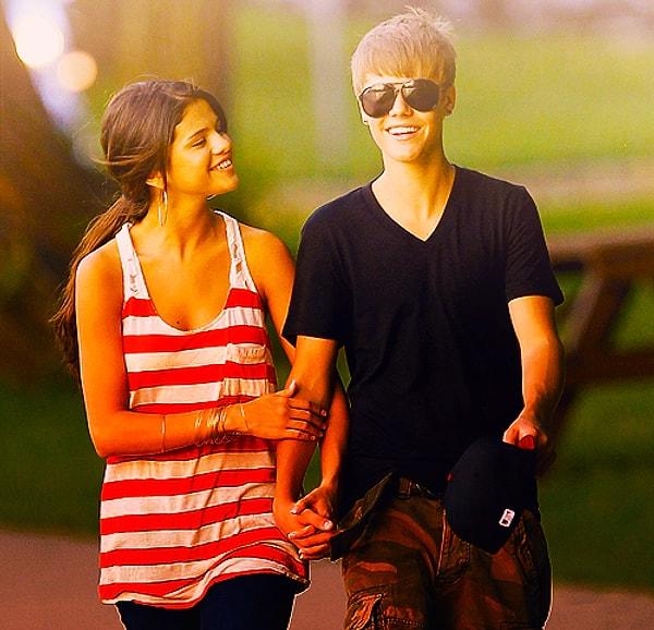 9. Selena Gomez ve Justin Bieber çok eleştiri almalarına rağmen dönemin en gözde çifti olmuşlardı. İkilinin hayranları bu ilişkiyi çok destekledi.
