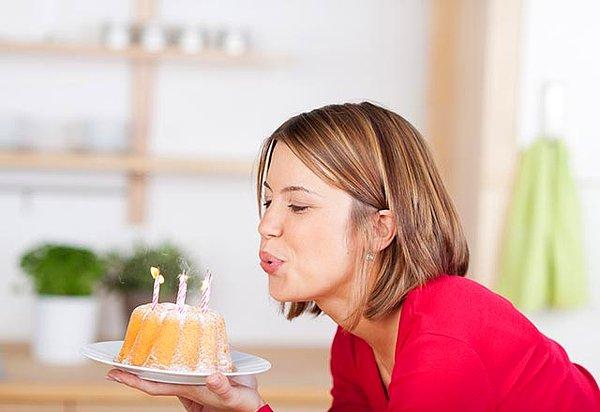 Doğum günlerinde pasta üfleyerek dilek tutmak öyle bir ritüel haline geldi ki artık yapılmadığında sanki daha eksik ve daha mutsuz hissettiriyor.