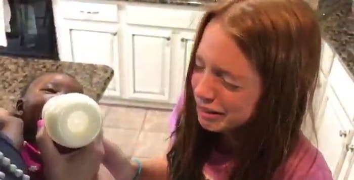 Siyahi Bebek Evlat Edinen Annenin, Çocuklarına Yeni Kardeşlerini Tanıştırdığı O An