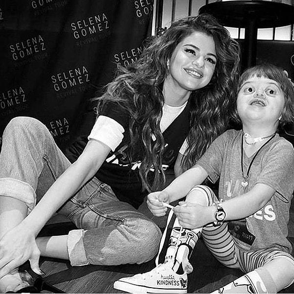 10. Ama en önemlisi o mükemmel kalbiyle, harika bir insan olduğunu düşündüğümüz Selena Gomez'i her zaman destekliyor; ona başarı, mutluluk ve şans diliyoruz. Yolun açık olsun, seni seviyoruz  Gomez...