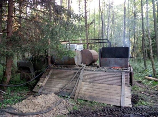 1. Когда приехала полиция, то обнаружила, что мужчина припарковал грузовик в глухом лесу. В прицепе он устроил мини-фабрику по производству самогона, а сбоку стояло около 300 л готового продукта.