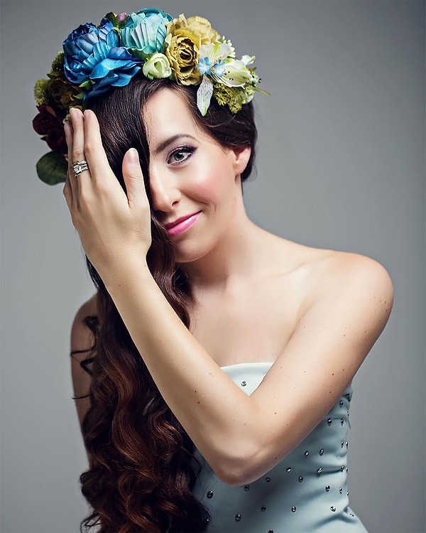 2. Ей 30 лет, она работает адвокатом и живет в Братиславе, Словакия