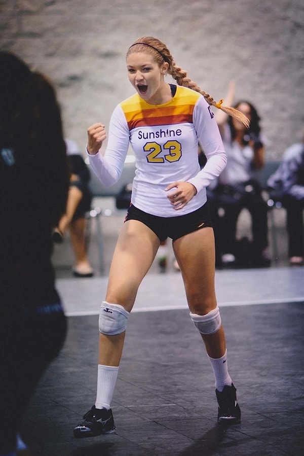 3. Джиджи профессионально занималась волейболом в университете и даже была капитаном команды.