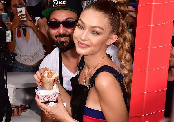 6. Джиджи не придерживается строгих диет. Она любит вкусно поесть, но при этом предпочитает полезную пищу. Хотя девушка признается, что иногда может позволить себе немного вредного: пиццу, бургер или хот-дог.