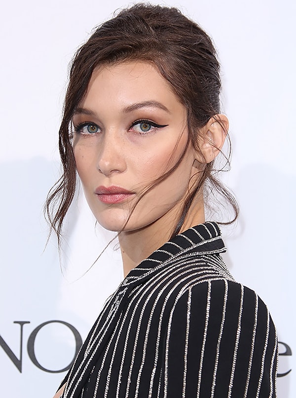 9. Белла — натуральная блондинка. Она начала красить волосы в темный цвет, чтобы хоть как-то отличаться от своей сестры Джиджи.