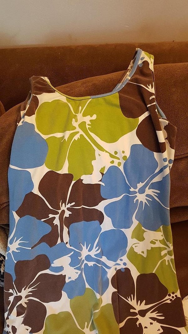 18. "Моя мама носила это платье годами, прежде чем мы заметили истинный узор"