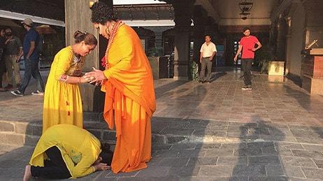 Nepal'de Bülent Ersoy'u Buda Zannedip Ayağına Kapandılar!