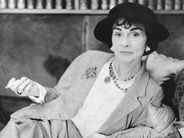 10. Женщина должна одеваться так, чтобы мужчине хотелось её раздеть.