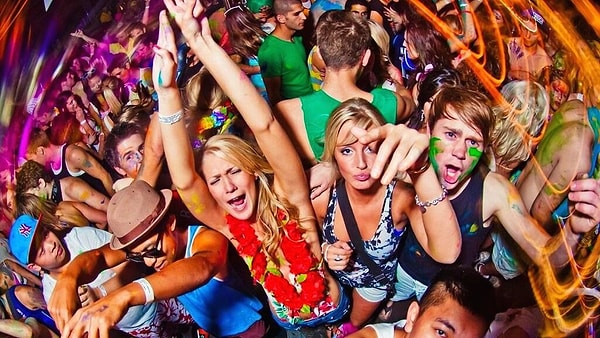 4. Не извиняйтесь за то, что пришли на вечеринку без партнёра