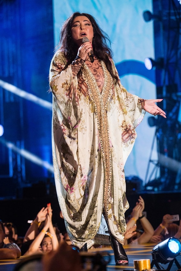 1. Во время исполнения песни «На Титанике» Лолита скинула тунику и осталась в полупрозрачном трико с различными орнаментами