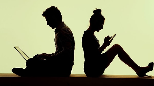 3. Каждая 10-пара расходится из-за любви одного из супругов болтать с друзьями по Интернету