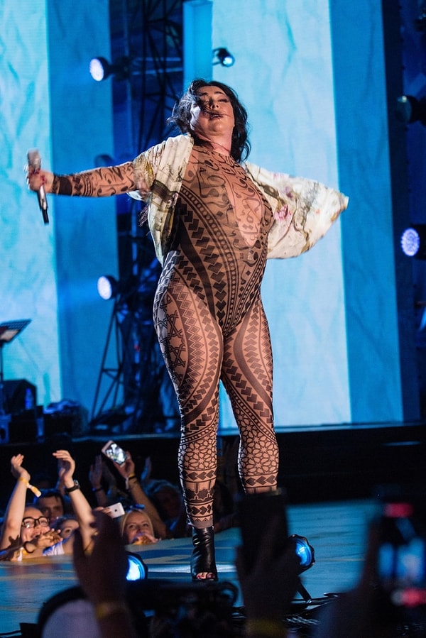 2. Интернет-пользователи тут же начали обсуждать произошедшее. Многие ужаснулись фигуре знаменитости, другие назвали певицу смелой и настоящей