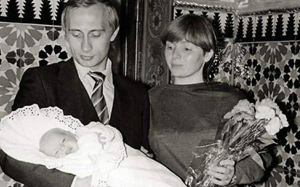 7. Владимир Владимирович с женой Людмилой и дочерью Катей. 1986 год