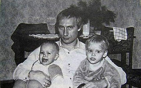 9. Владимир Путин с дочерьми, 1987 год. У Владимира Путина две дочери — Мария (родилась 28 апреля 1985 года в Ленинграде) и Екатерина (родилась 31 августа 1986 года в Дрездене).