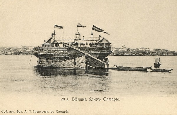 2. Такие деревянные барки называли белянами, их использовали на Волге. Некоторые из них достигали в длину 100 м, были высотой в 5 м и могли перевозить до 10 тыс. тонн груза