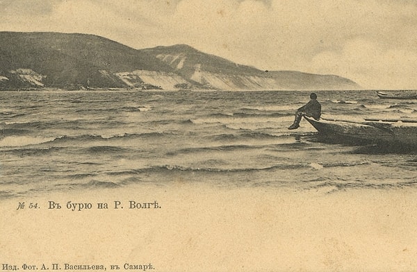 8. В бурю на реке Волге