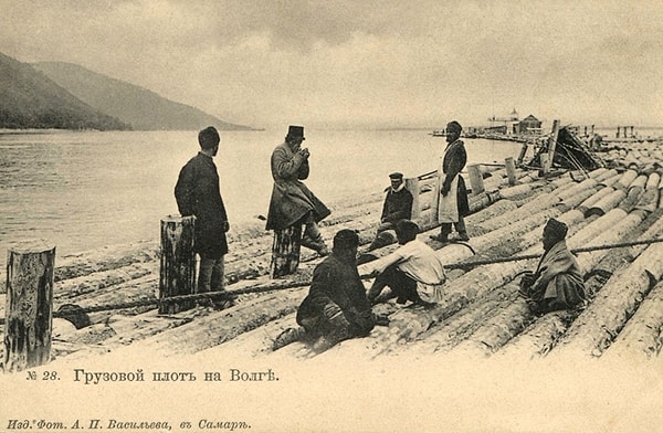 12. Грузовой плот на Волге