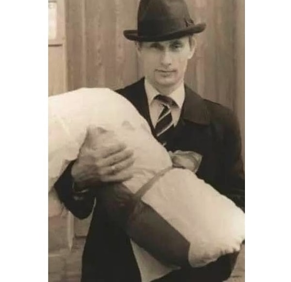 6. Гордый отец. Владимир Путин держит дочь Марию. 1985 год