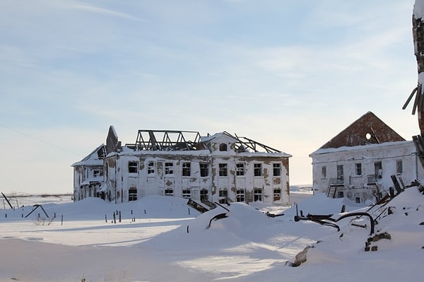 8. Развалины местной школы.