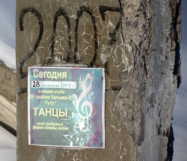 12. Некоторые патриоты, ностальгирующие по временам Хальмер-Ю, до сих пор возвращаются в город каждое лето. Они устраивают танцы в здании бывшего Дома культуры.