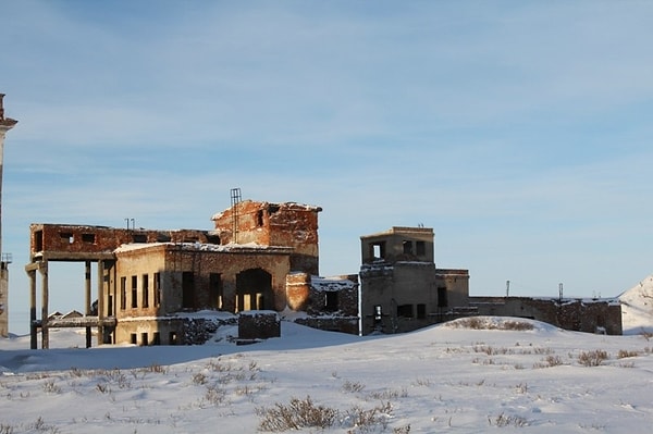 13. Сюда можно добраться автостопом даже зимой, и это проще, чем вы думаете, ведь здесь проходит зимняя дорога из Воркуты к Северному Ледовитому океану, и вас могут подобрать дальнобойщики.