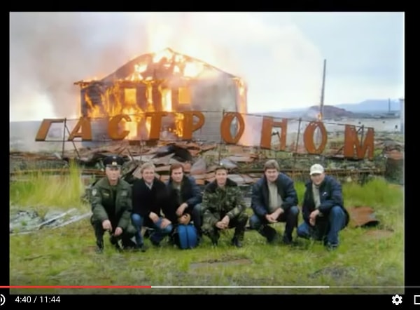 23. На отметке 4:40 можно увидеть разбомбленный гастроном в огне. Офицеры на фото разнесли город вместе с президентом и теперь счастливы.