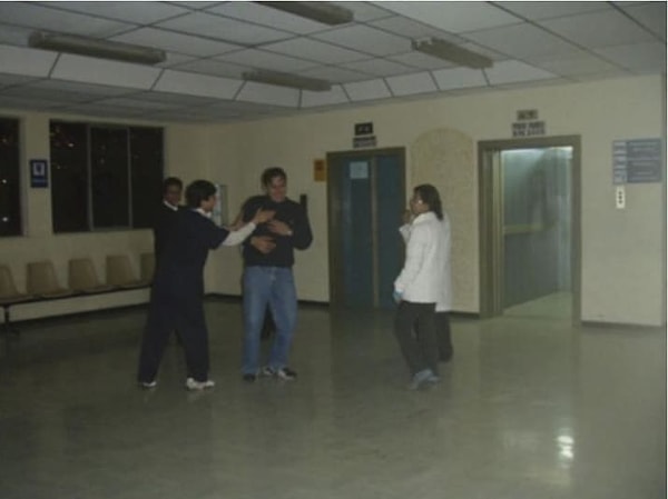 3. Женщина в лифте