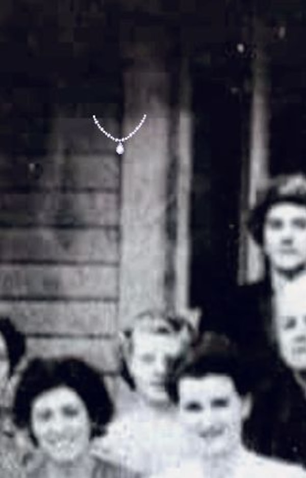 Если вы не заметили, то мы специально одели на нее колье, чтобы было лучше видно: