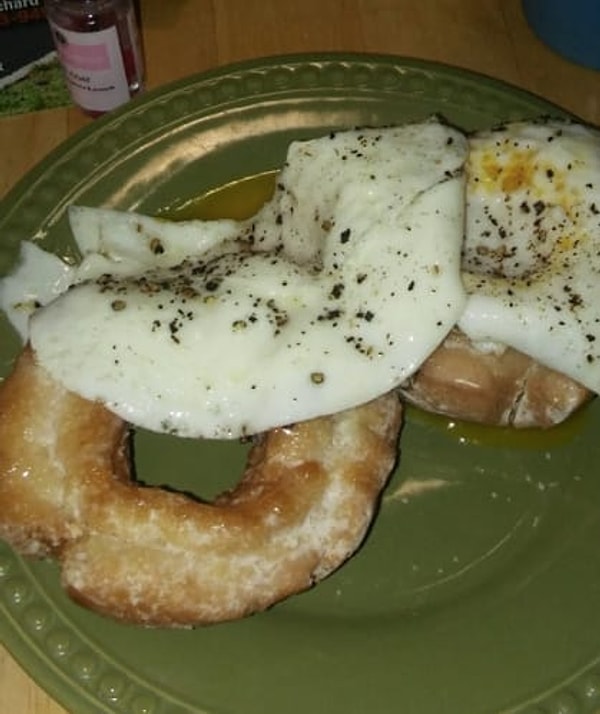 5. А как вам жареные яйца, покрывающие пончики в глазури?