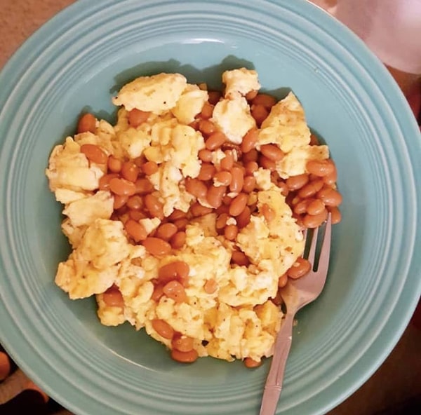 6. Яичница + фасоль, приготовленная на барбекю