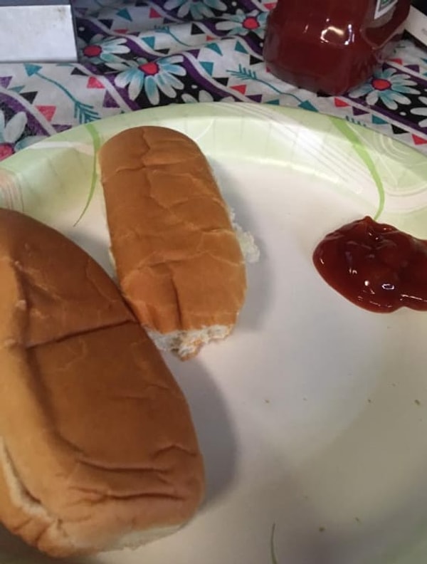 12. Хот-дог, который ограничился только булкой и кетчупом