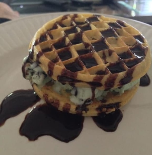 14. Сэндвич из вафель, шоколада и мороженого