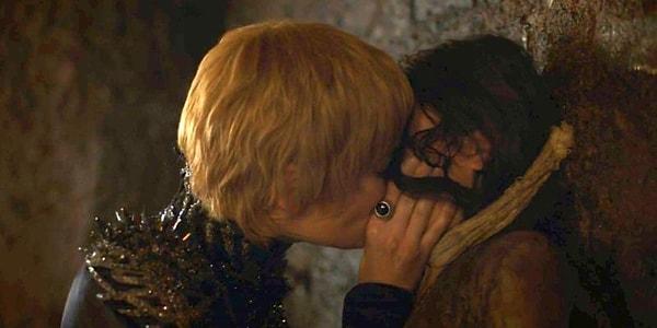 Cersei dudaklarındaki zehirle Ellaria Sand'in kızı Tyene'i öpüyor...