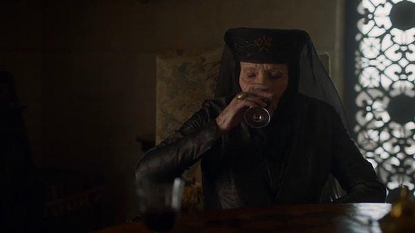 Hemen ardından Olenna Tyrell'i şarabındaki zehri tereddüt etmeden içerken görüyoruz.